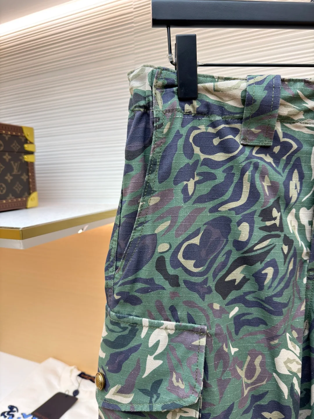 LOUIS VUITTON patch pocket overalls ●Original version: purchased and developed for 15700 ●Item number: 1681396-B70 ●Fabric: combed cotton fabric ●Technology: stone-ground light fermentation ●Color: camouflage ●Version: fitted version ●Weight: about 825 grams ●Size: 46-48-50-52 ●Description: Customized dark olive green double-sided yarn-dyed combed cotton, as warm as cotton, comfortable and close to the skin Jungle twilight, camouflage poetry, makes green transcend the boundaries of seasons and styles. It touches people's hearts with the depth of color. The patch embellishes the left pocket and becomes a low-key medal. LV's iconic Monogram disappears into the camouflage canvas, hiding the brand gene into the wild totem. Function first, aesthetics follows. Use the three-dimensional pockets on both sides as the skeleton to reshape the advanced form of pragmatism. A sense of luxury exuded from the inside out. A stunning work in the fashion feast, direct glaze spraying through high-precision digital nozzles and intelligent color management systems. Directly print the pattern on the surface of the fabric in a point-to-point manner. Turn the pattern into a flowing glaze and touch the texture of the fabric. Let the pattern have a visual impact and ergonomic three-dimensional cutting. Return to the traditional craftsmanship through segmentation, folding, shrinking, and stretching techniques. The so-called slow work produces fine work, which is the respect for the material. The pursuit of feel. The workmanship is complex and tedious. Slow aging. High loss, stone grinding light fermentation ➕ pulling, bleaching and softening. Through the mutual friction between pumice and clothing. Produce wear and fading effects on the surface of denim by combining pulling and bleaching to produce a certain texture and stretch effect on the clothing while bleaching. The overall wiring is straight and delicate, the fabric is comfortable and soft, and the color is consistent without color difference. It can be matched with the same style to create a fashionable look and control various occasions. Customized accessories, complete with three standards, same style for men and women!